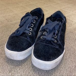 Black fuzzy platform sneakers